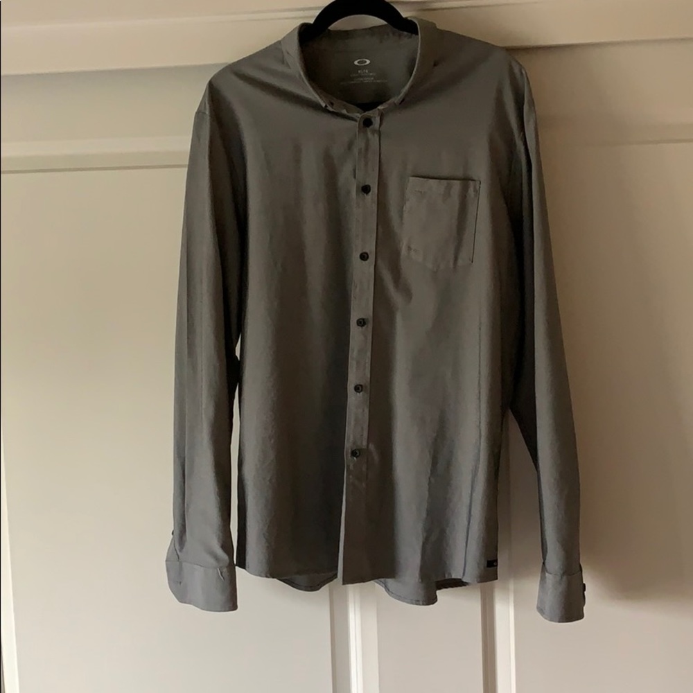 NWOT Men’s Oakley button down. Size XL slim fit.